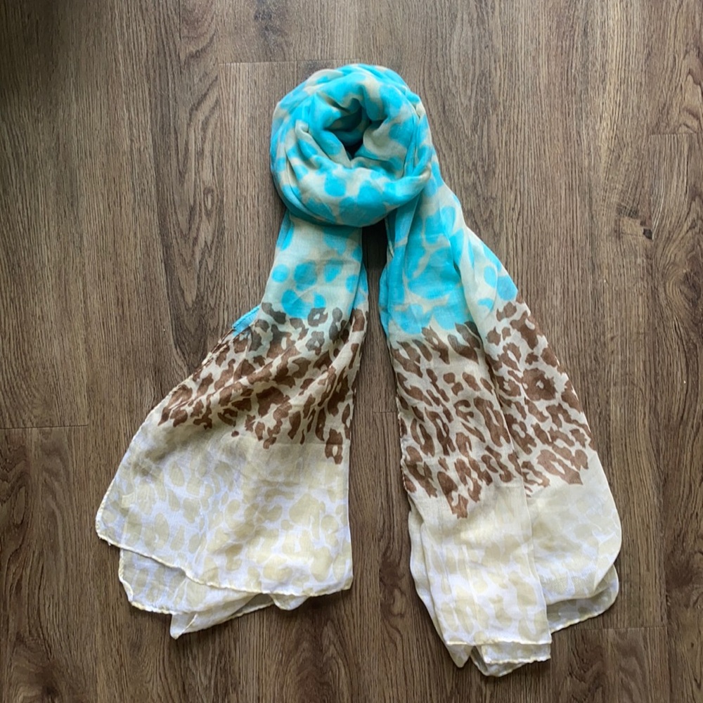 Lightweight Giraffe Print Scarf